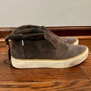 Tom’s women’s suede shoe/sneaker